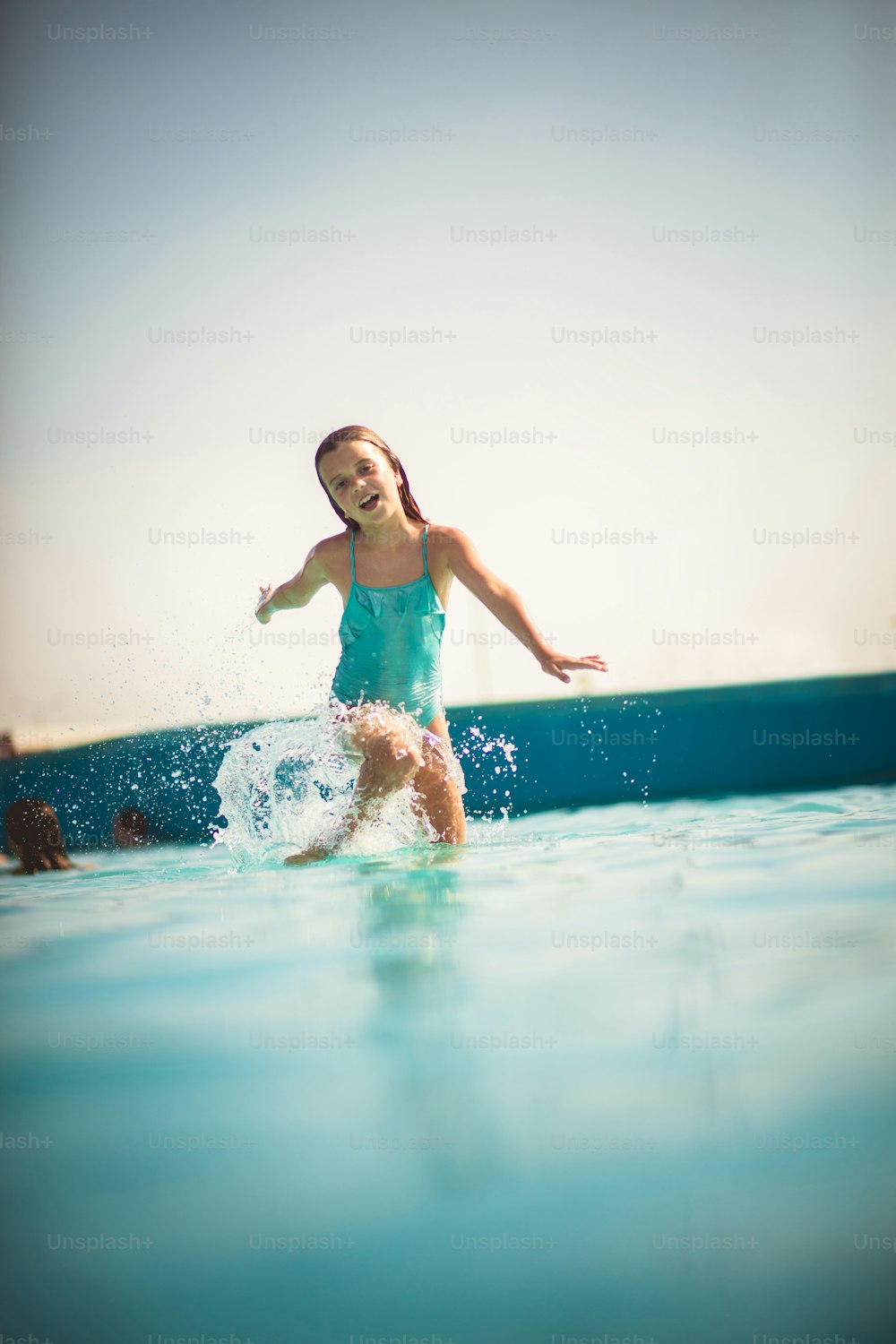 El verano es la estación más bonita del año. Niño en la piscina.