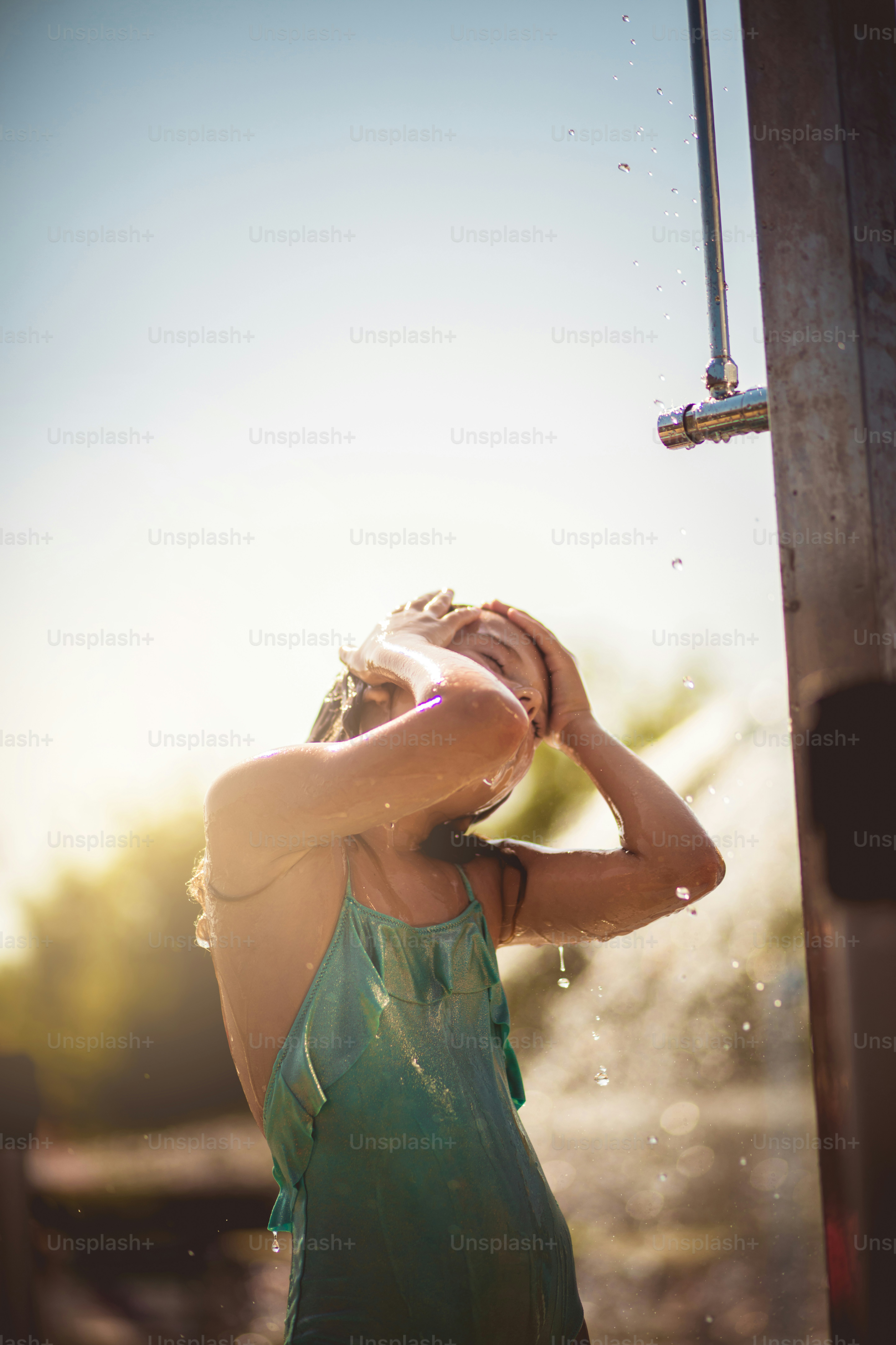 Sommerliche Erfrischung. Kind duscht nach dem Pool.