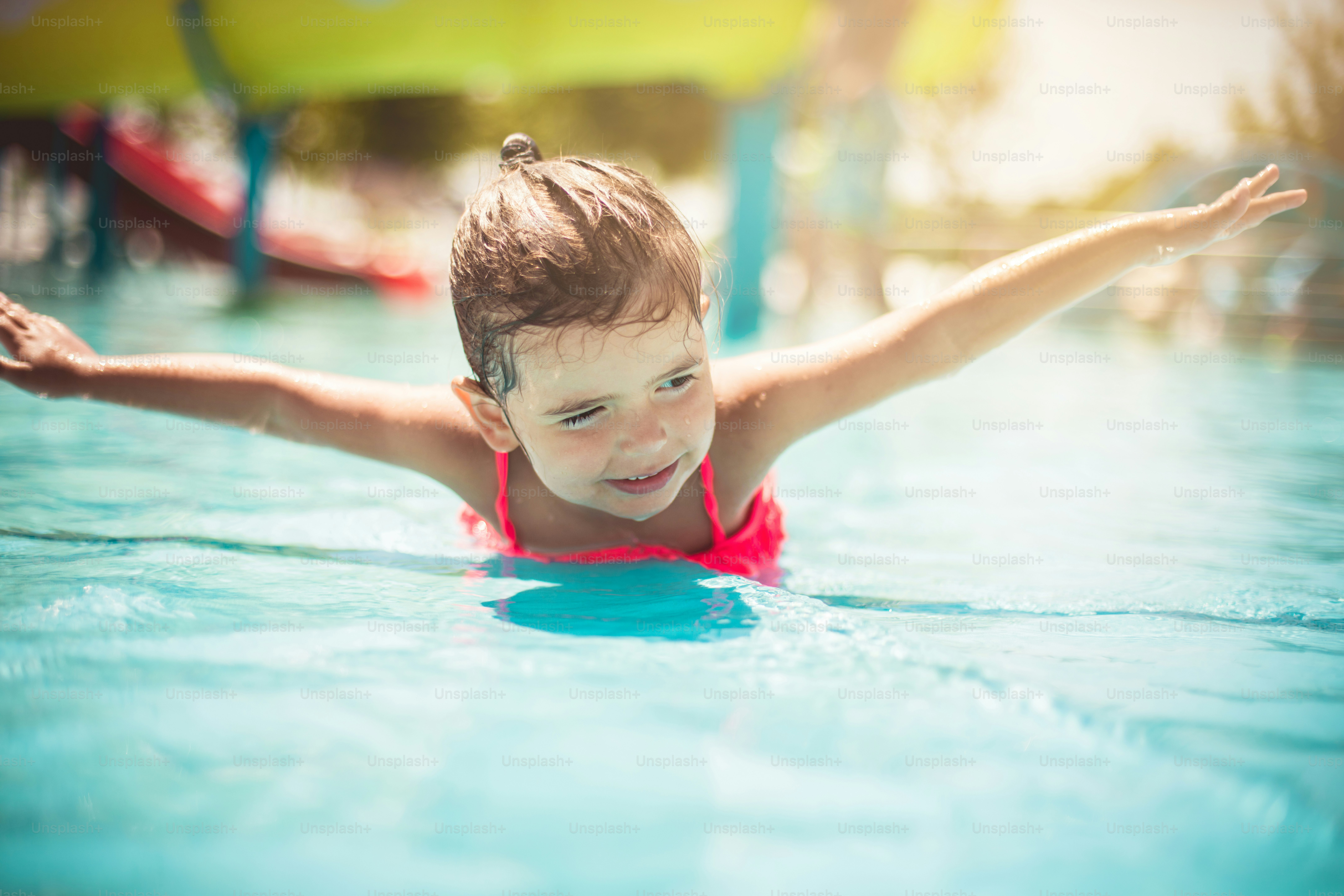 Alegrías sencillas. Niño divirtiéndose en la piscina.