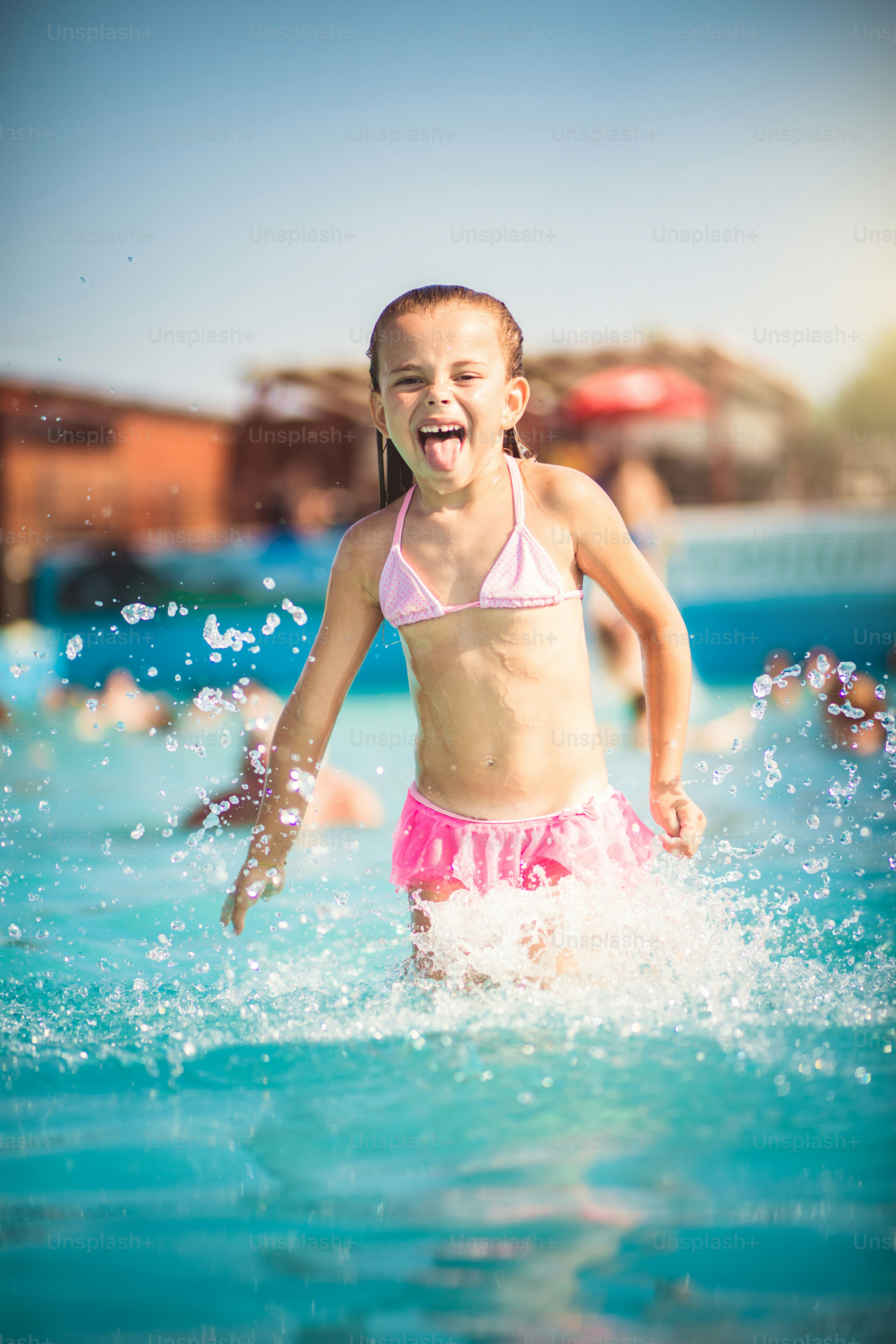 Divertimento, eccomi arrivato. Bambino in piscina.