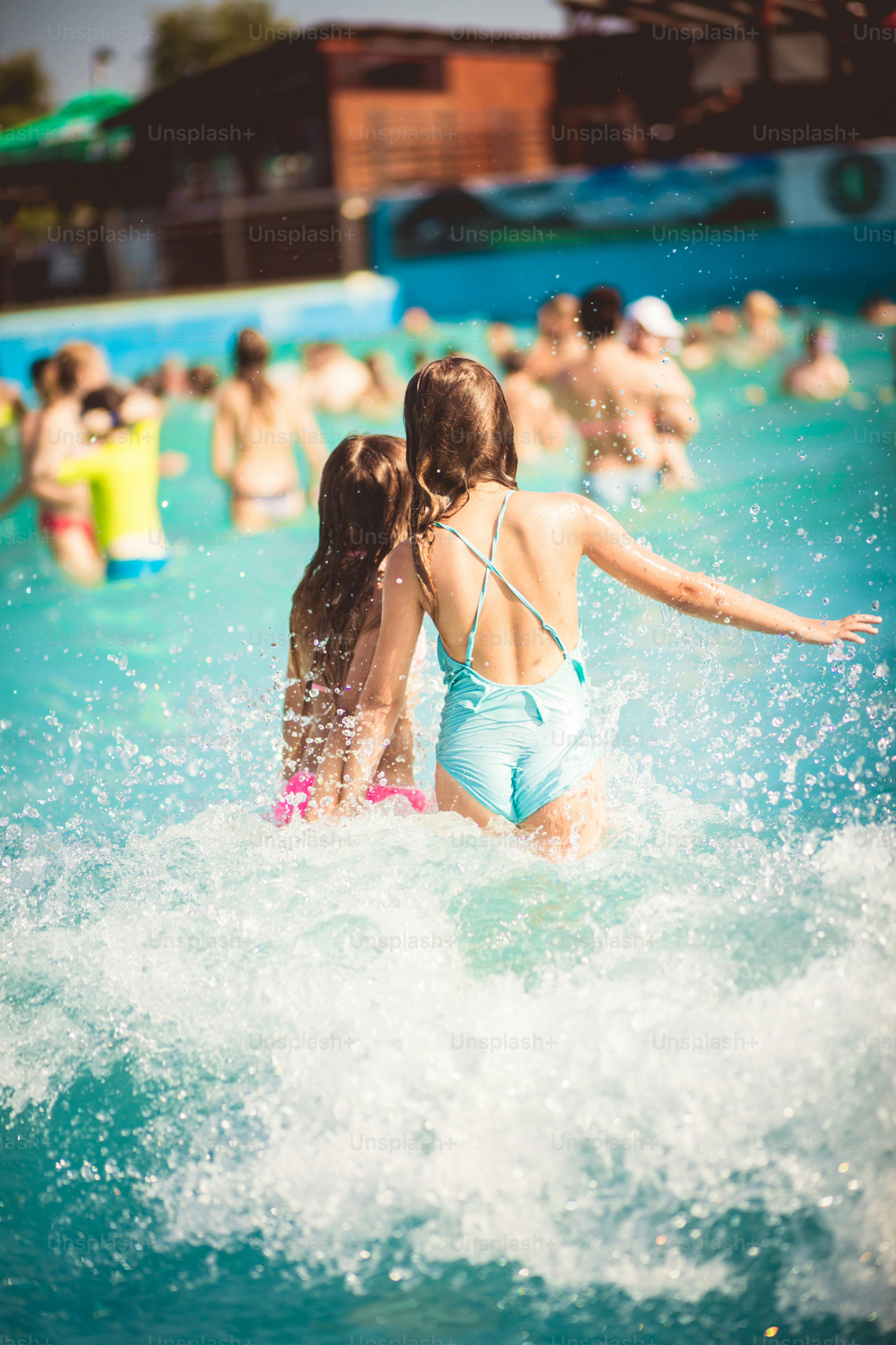 Un momento così grande. Bambini in piscina.