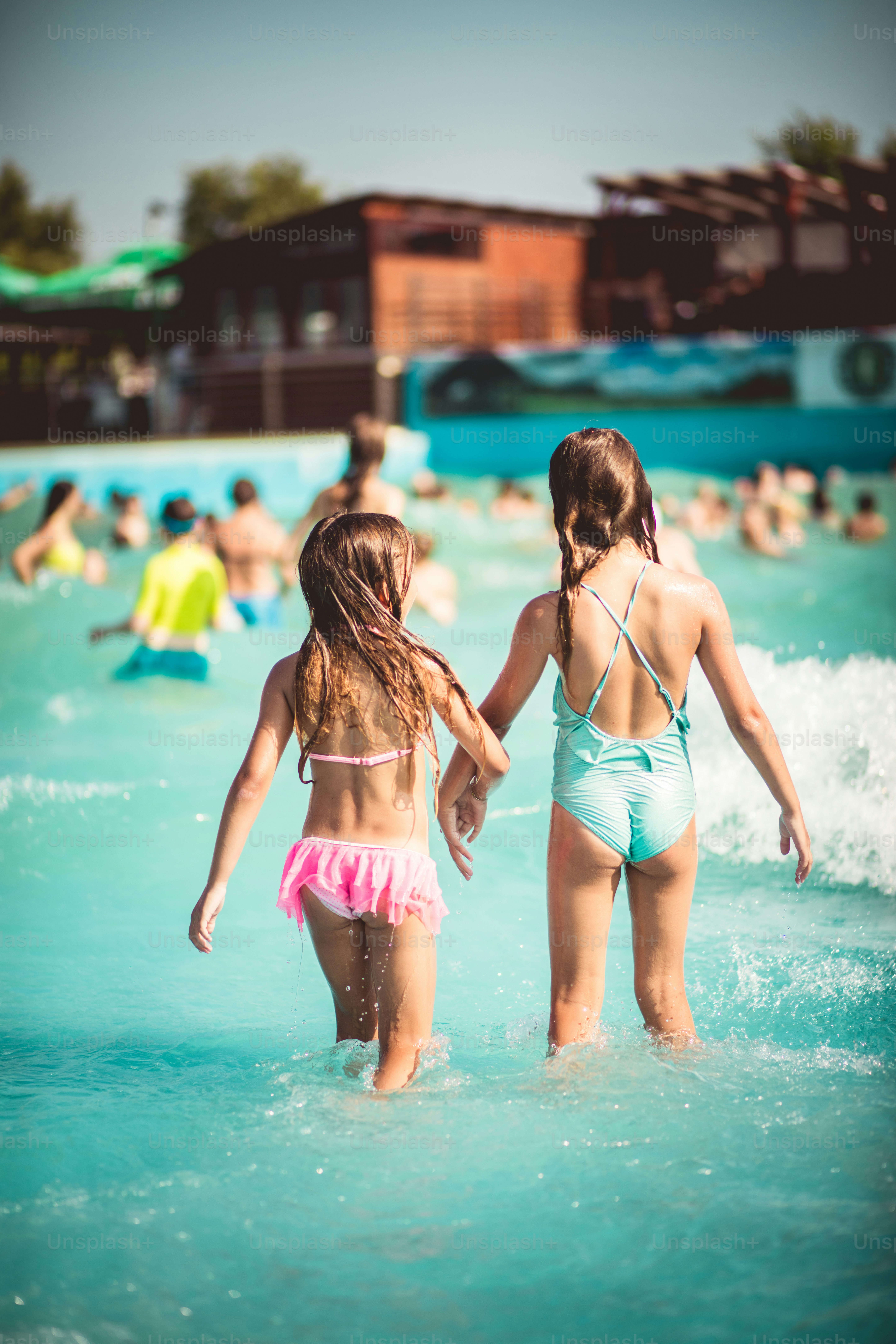 Dai, la festa ci sta aspettando. Bambini in acqua.