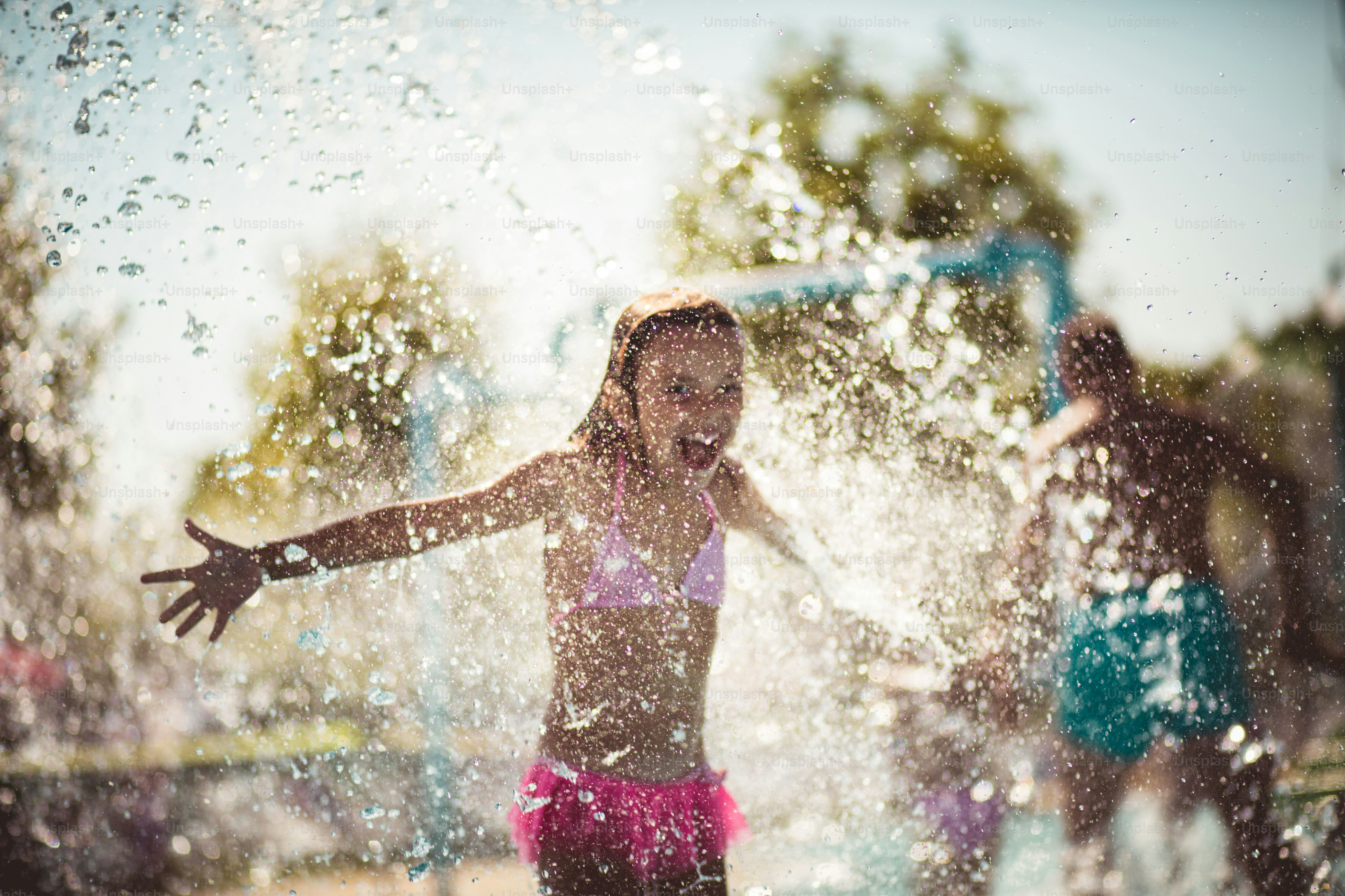 Questo è così divertente. Bambino in piscina.