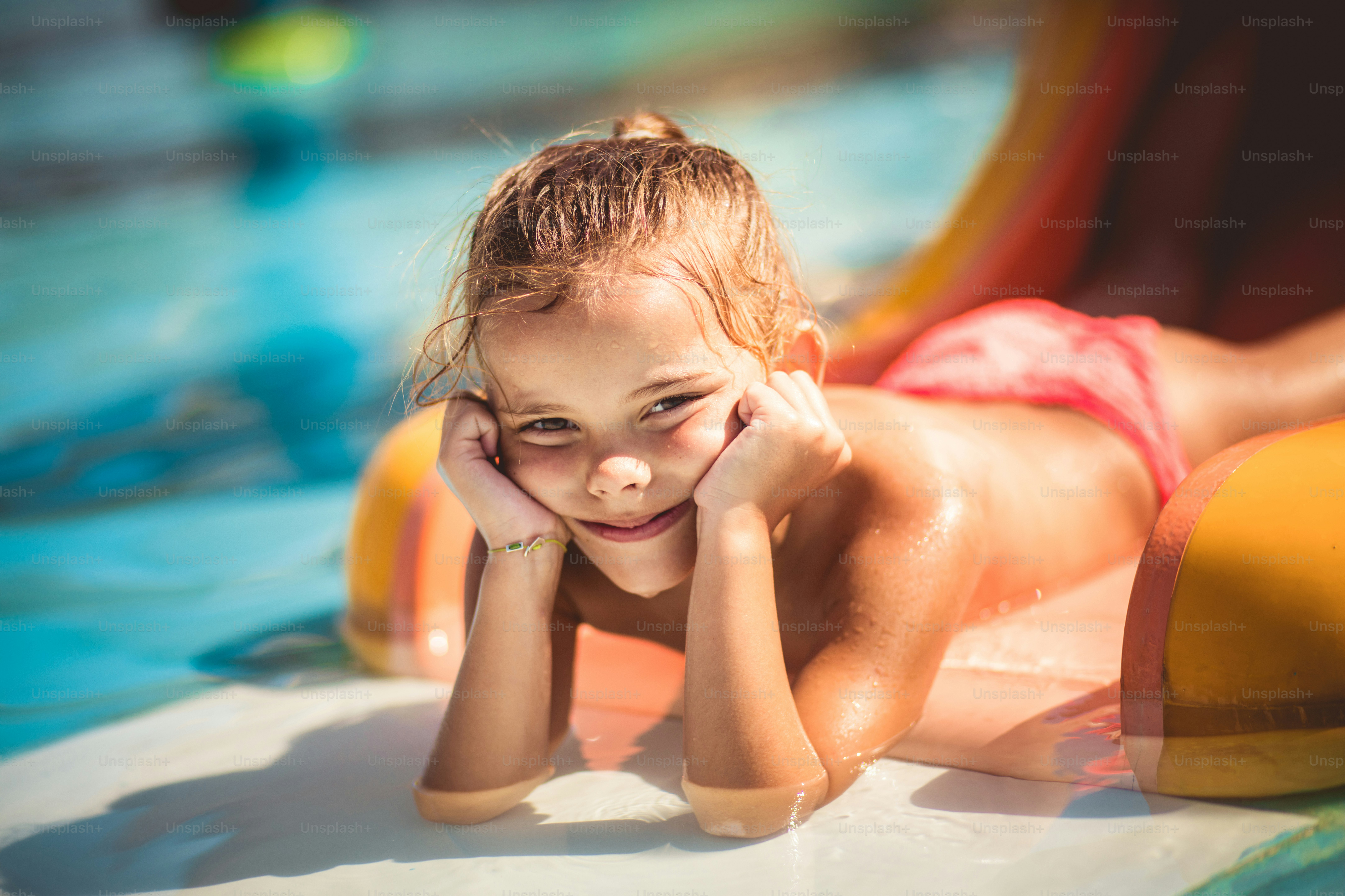 Me encanta la diversión del verano. Niño divirtiéndose.