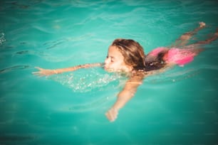 Il nuoto è la cosa migliore. Bambino che nuota in acqua.