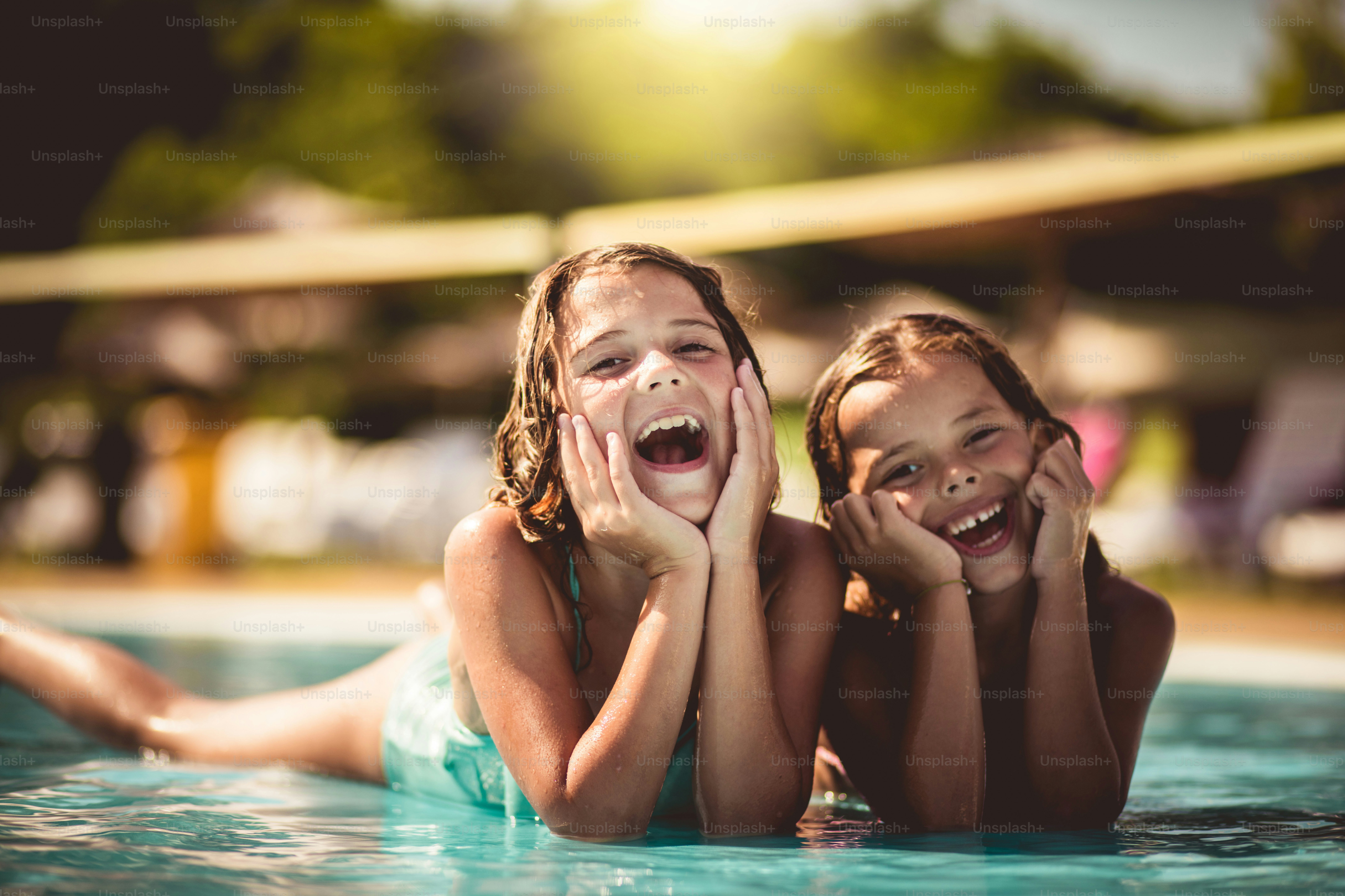 Bereit für unseren Sommerurlaub. Kinder im Pool.