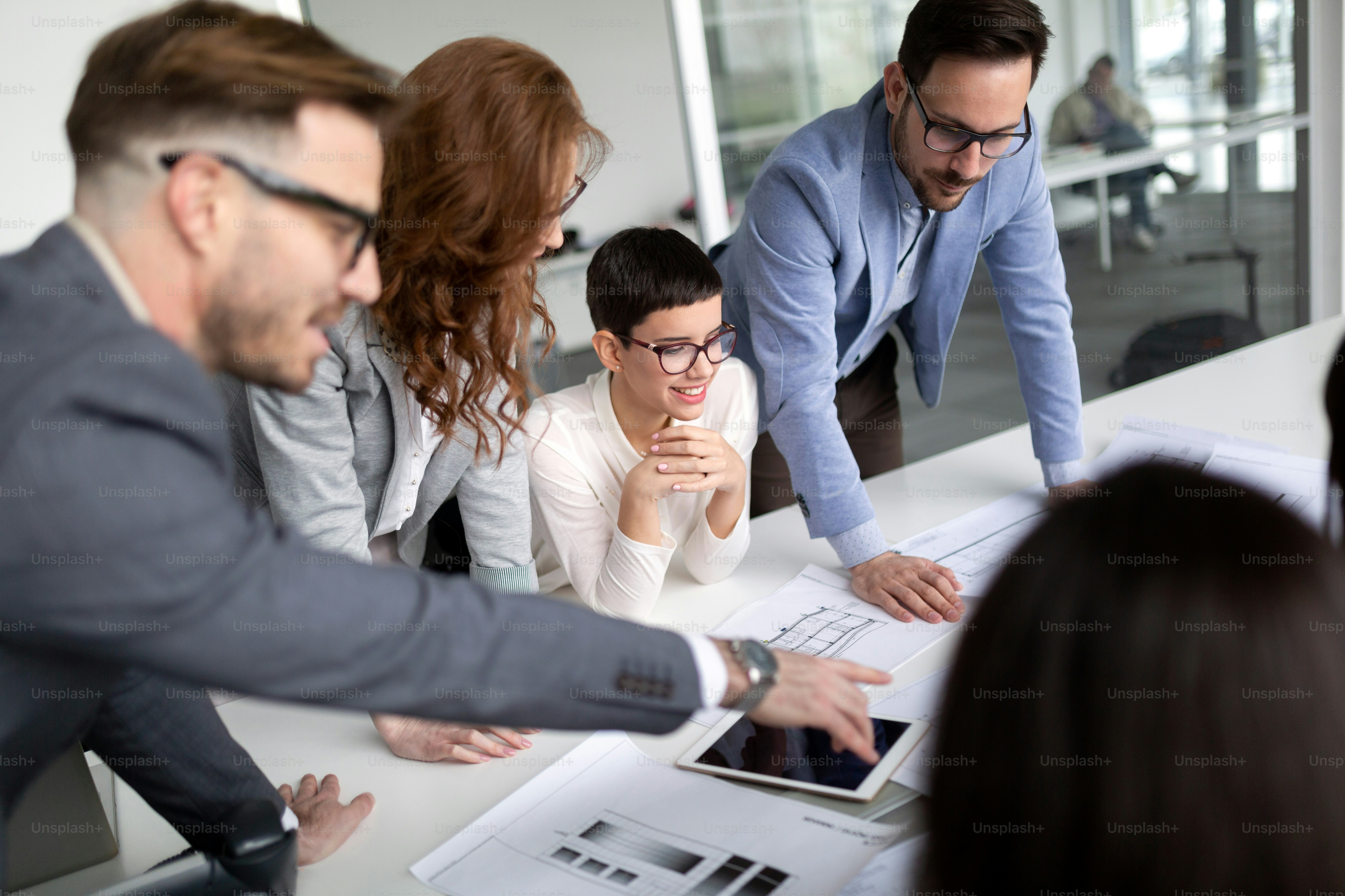 Conférence d’entrepreneurs et d’hommes d’affaires dans une salle de réunion moderne