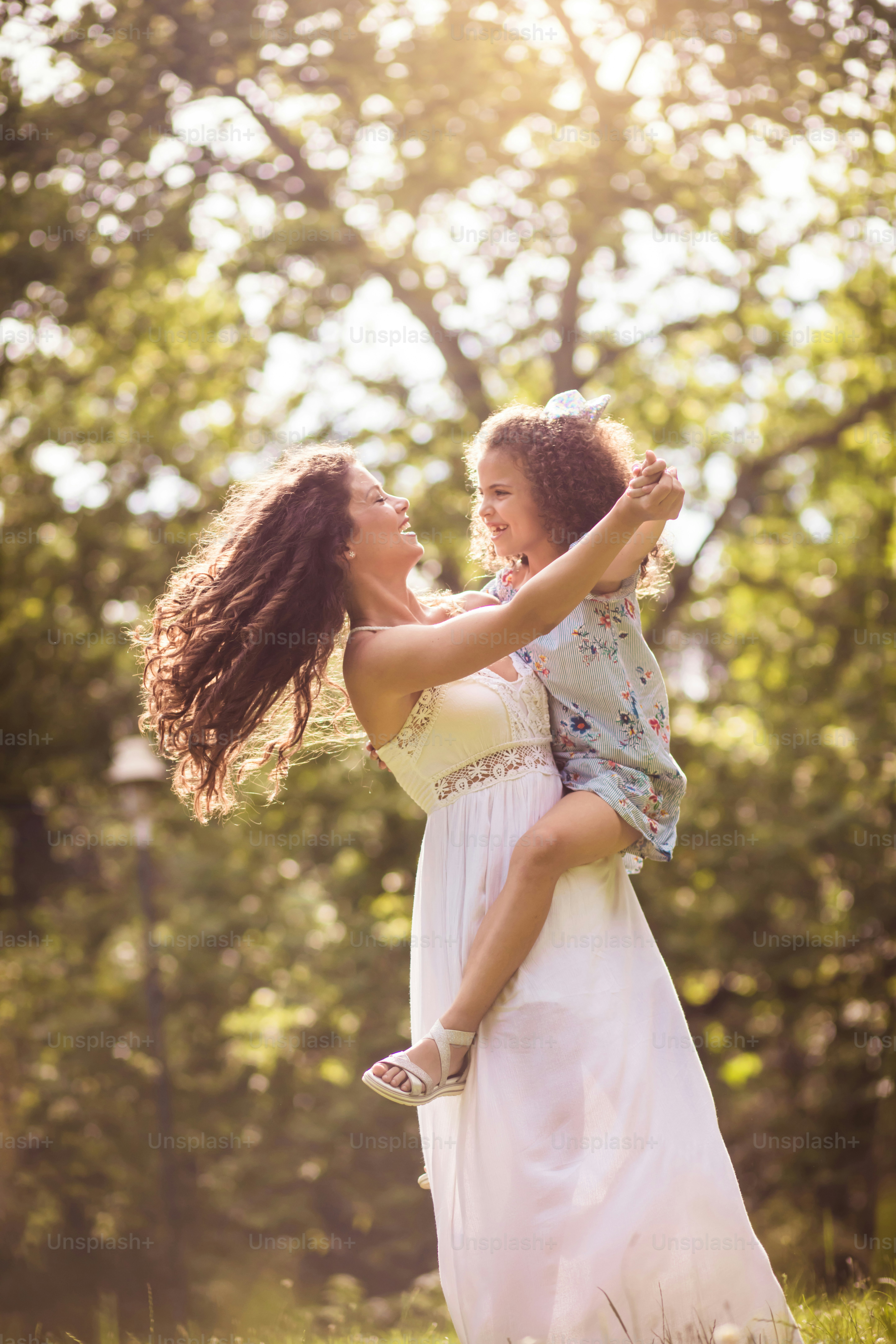 Haruskah kita menari? Ibu dan anak perempuan di alam.