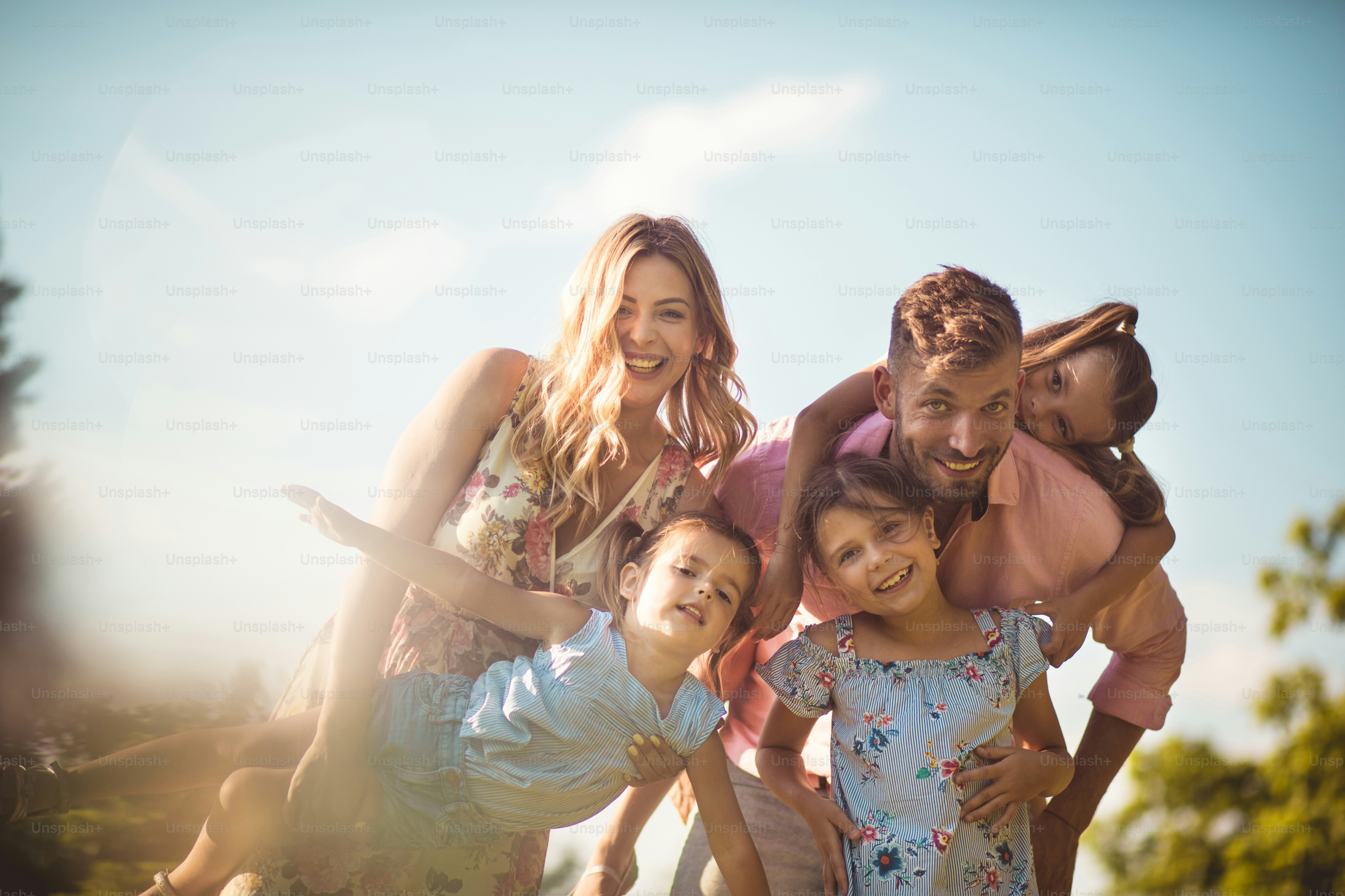 Grande família cheia de amor. Família ao ar livre. foto – Imagem sobre  Família na Unsplash, image size:3000x2000