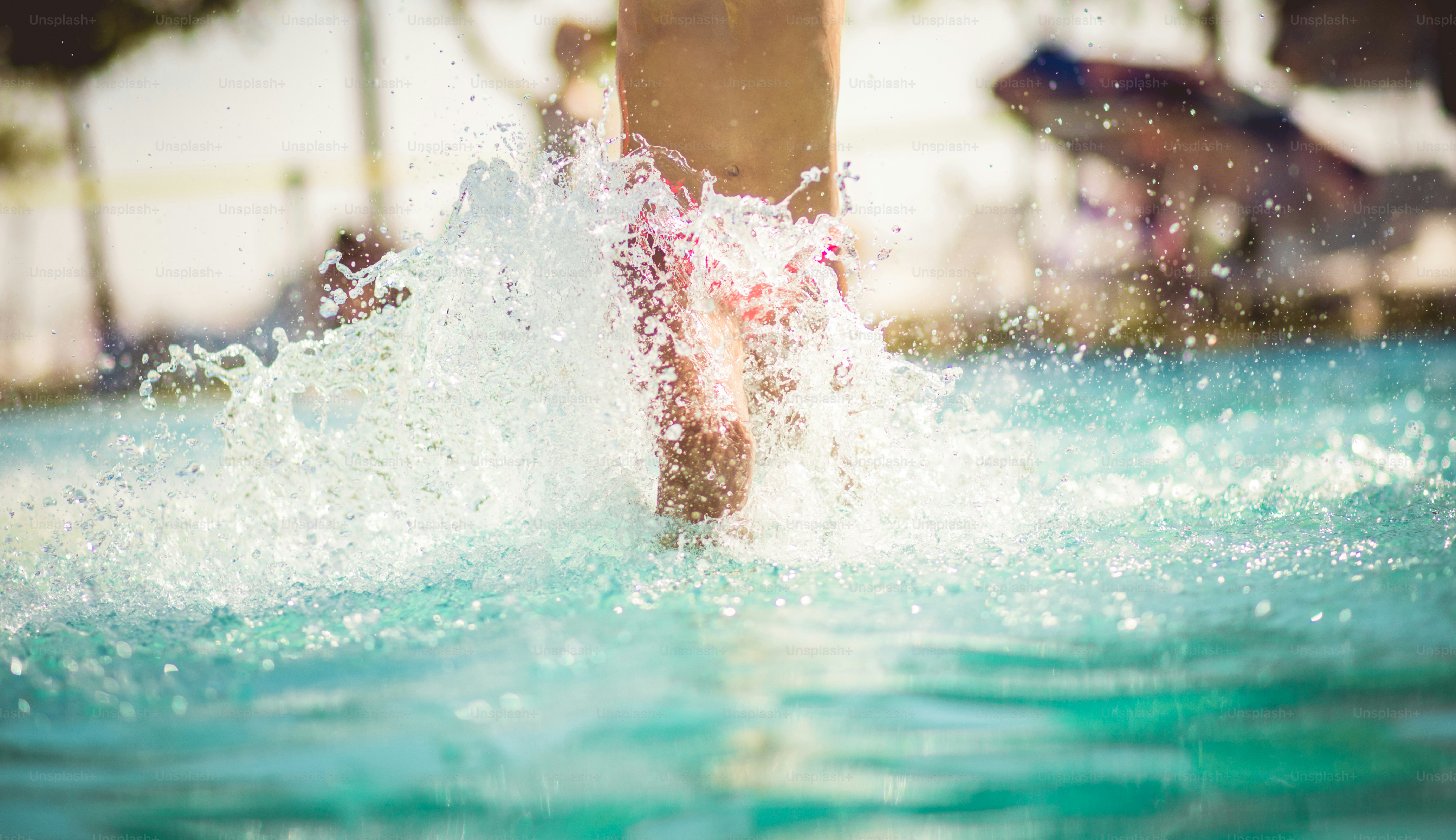 Avventura estiva. Bambino che si diverte in piscina.