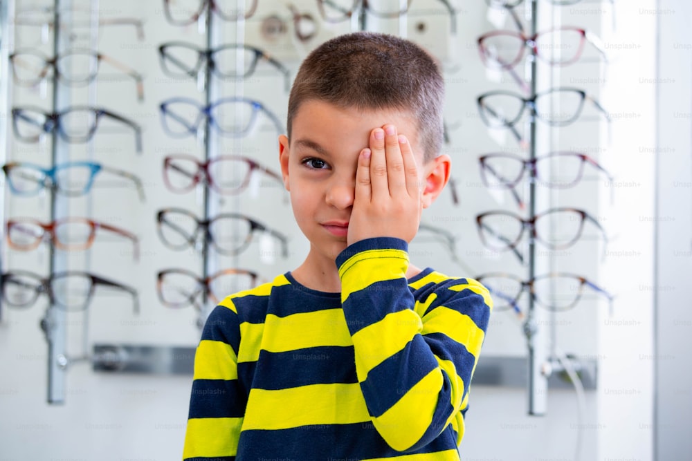 Niño pequeño que se somete a un examen de la vista en el consultorio del oftalmólogo.