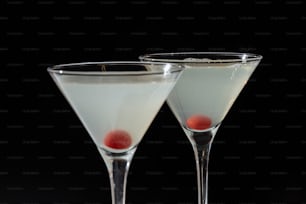 Hemingway Special ist ein ganztägiger Cocktail auf Basis des Floridita Daiquiri, der mit Rum, Limettensaft, Maraschino-Likör und Grapefruitsaft hergestellt und in einem doppelten Cocktailglas serviert wird.