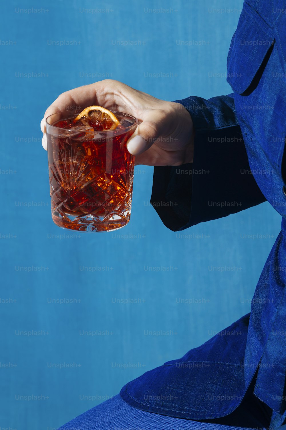 Cocktail Negroni, au gin, amer, vermut, dans un style pop contemporain, coloré et tendance