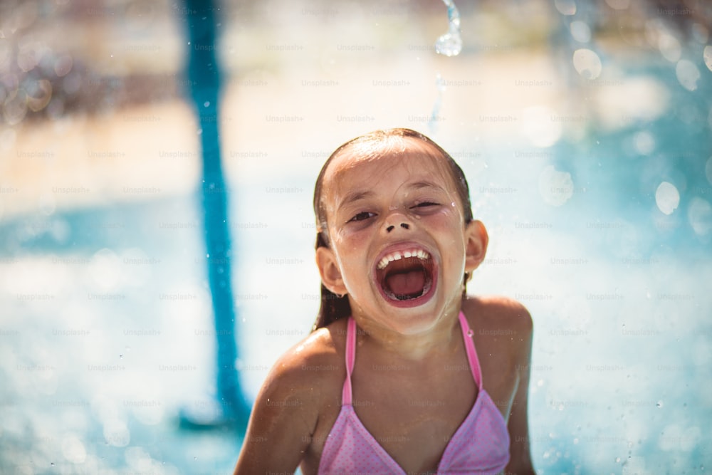 그녀의 여름날은 재미로 가득합니다. 수영장에서 즐거운 시간을 보내는 아이.
