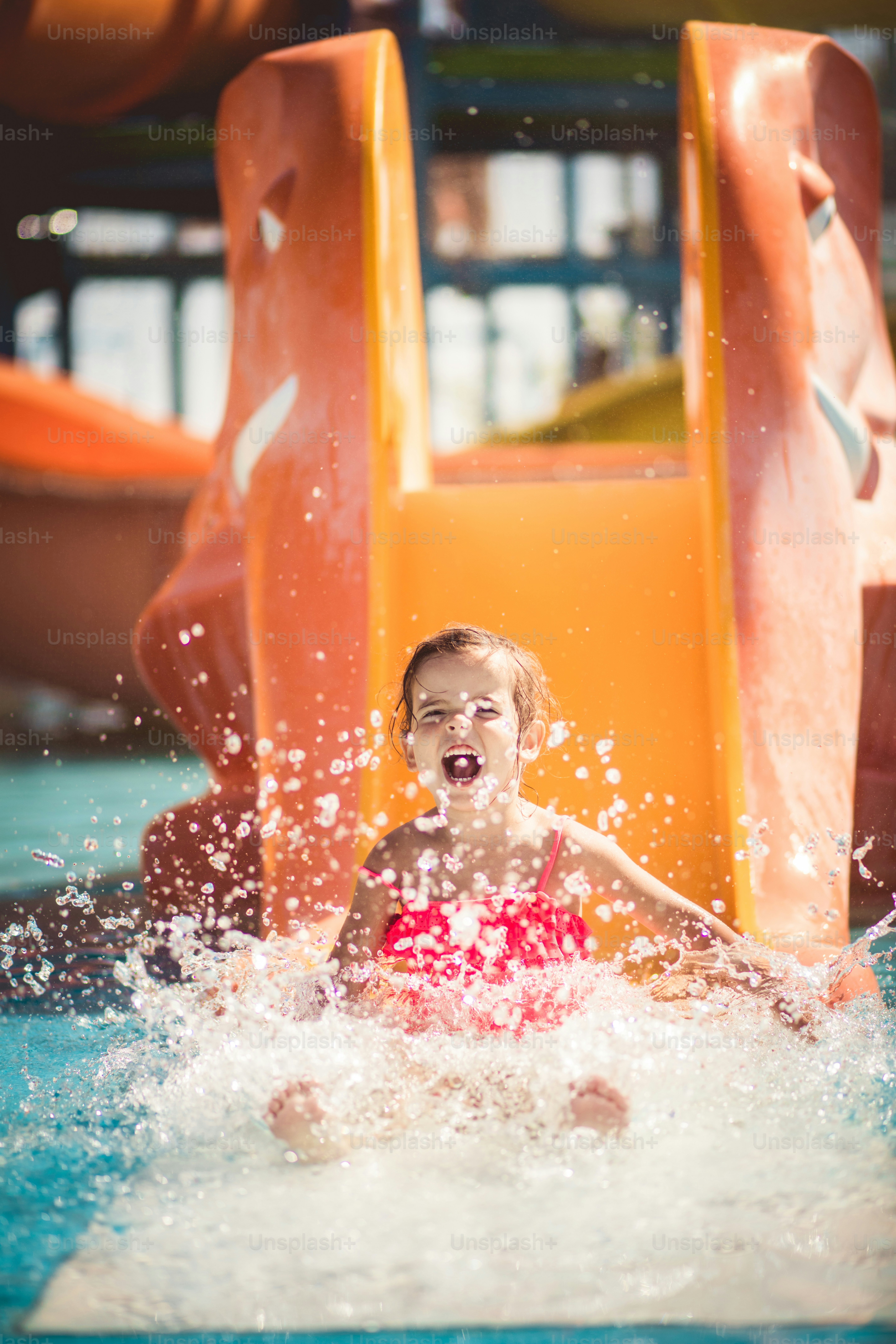 Giornate estive all'insegna del divertimento. Bambino che si diverte in piscina.