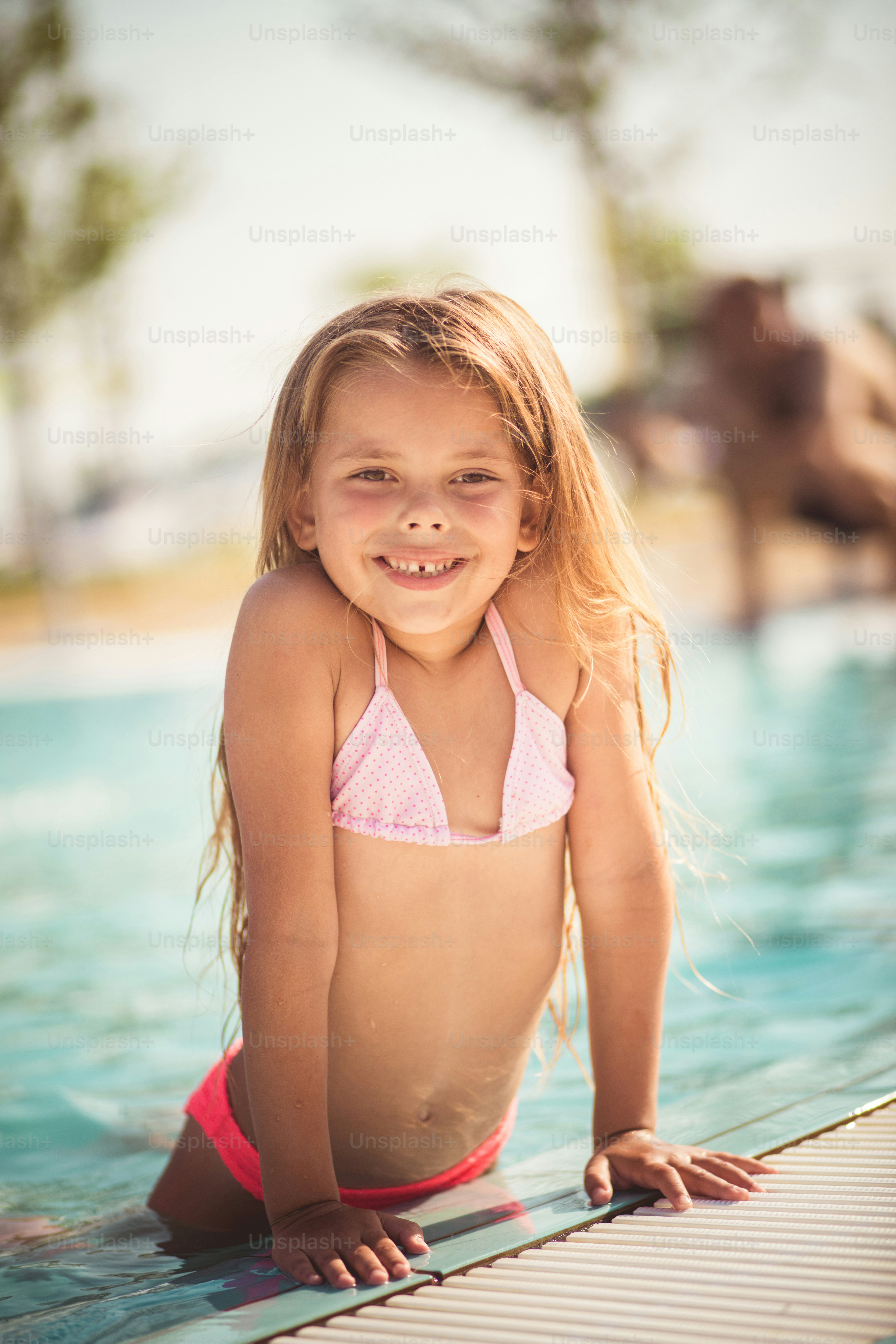 El verano es mi momento para relajarme. Niño en la piscina.