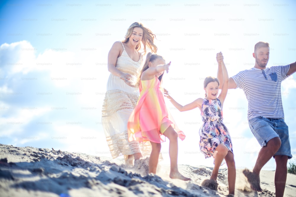 가장 아름다운 가족의 날. 모래 위에 가족.