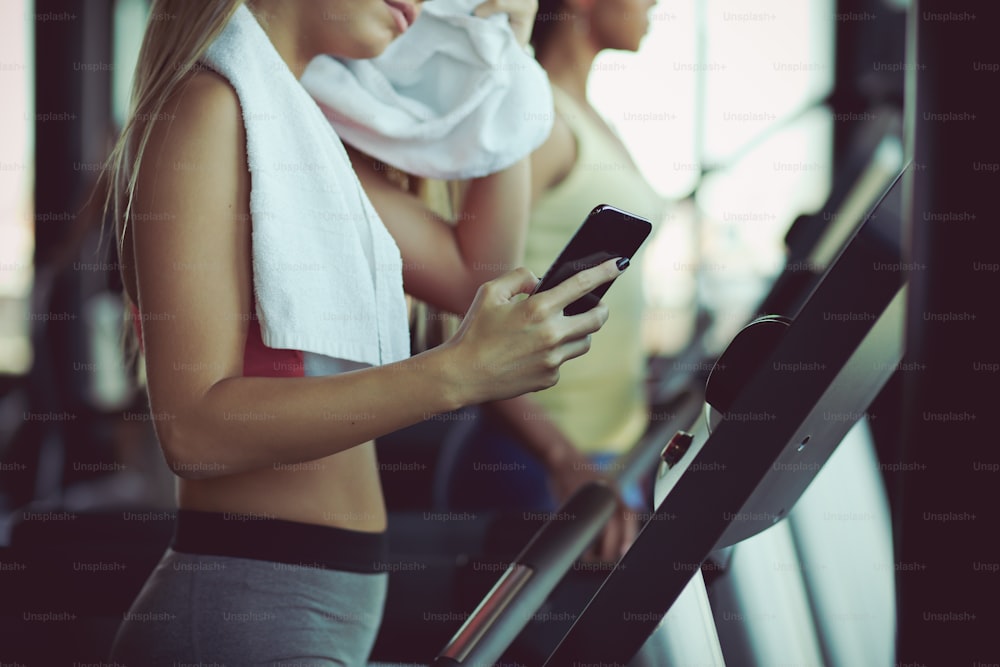 What are the new exercises on the Internet? Woman at gym.