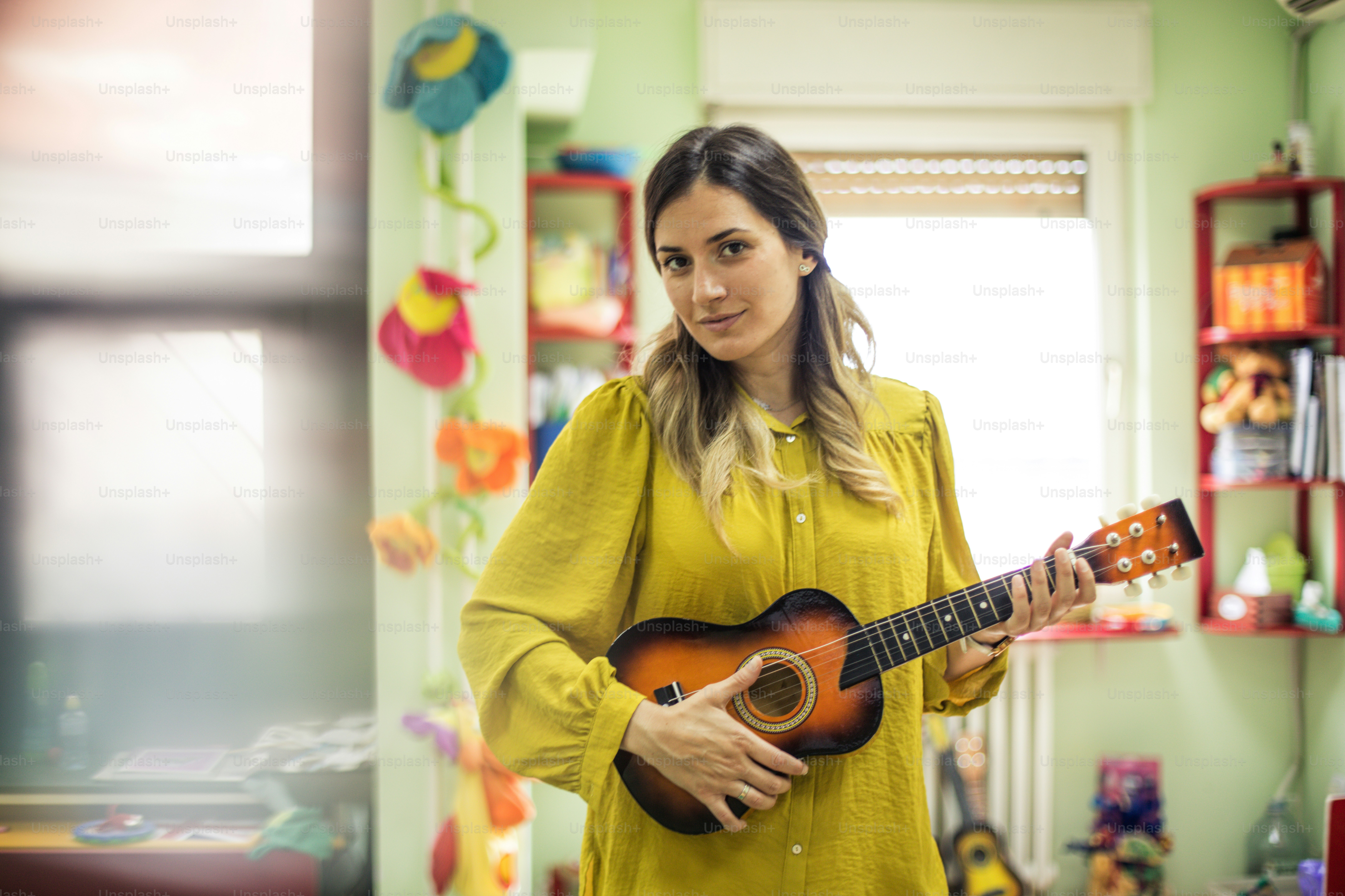 J’aime rester seul avec ma petite guitare. Professeur tenant une guitare.