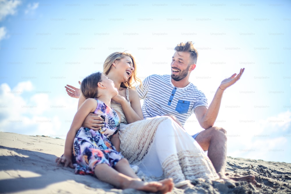 En famille, on ne s’ennuie jamais. Famille sur le sable.