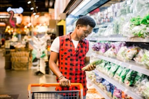 슈퍼마켓의 농산물 섹션에서 쇼핑하는 아프리카 남자