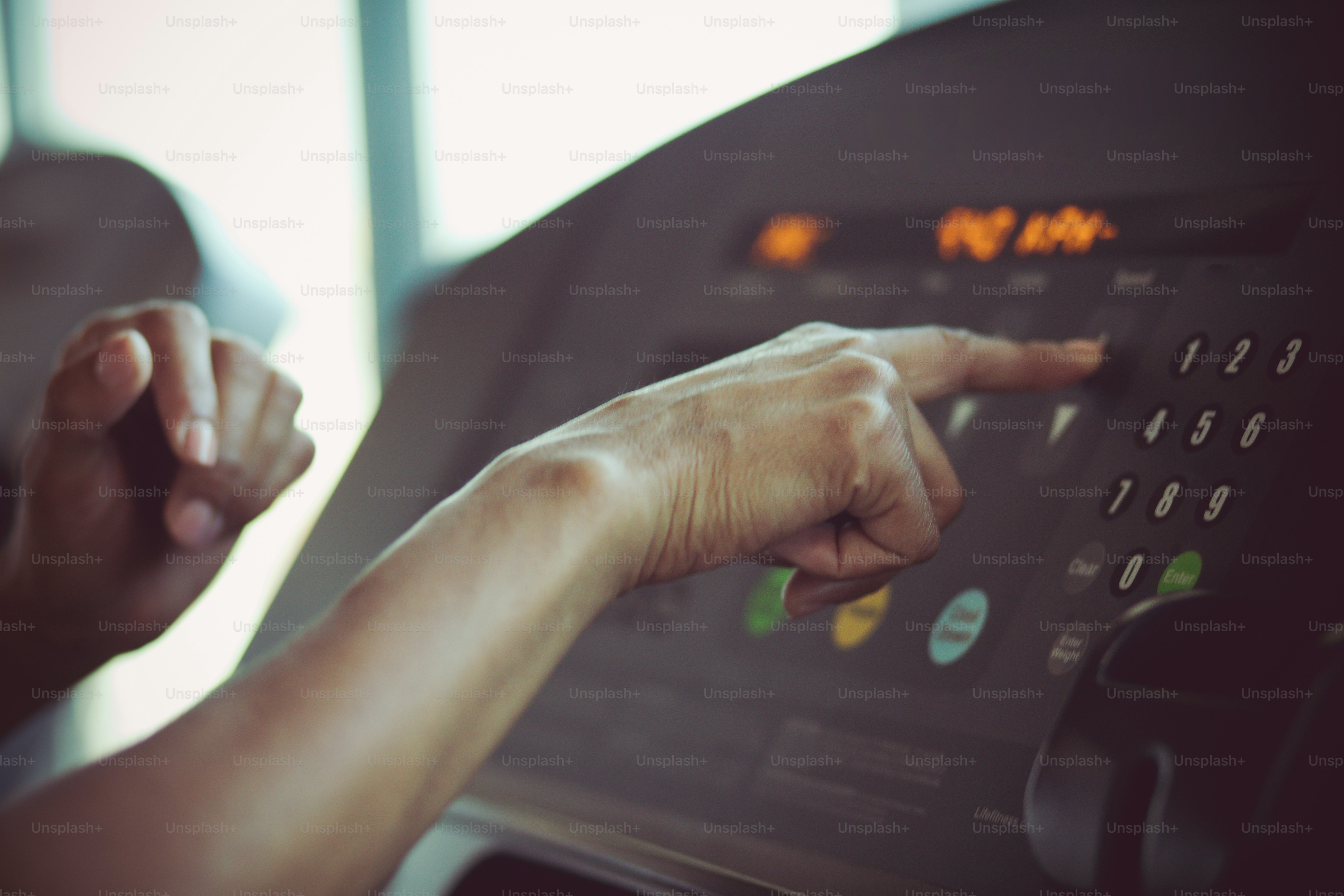 È il momento del tapis roulant. Donna in palestra.