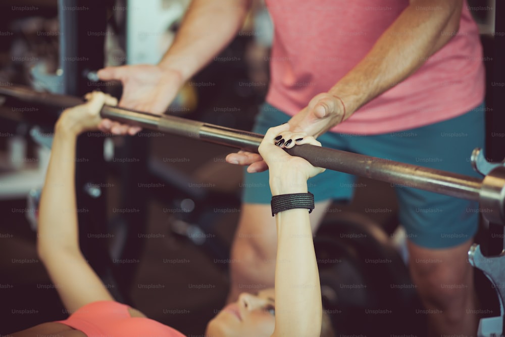 Eres capaz de más de lo que imaginabas. Gente en el gimnasio.