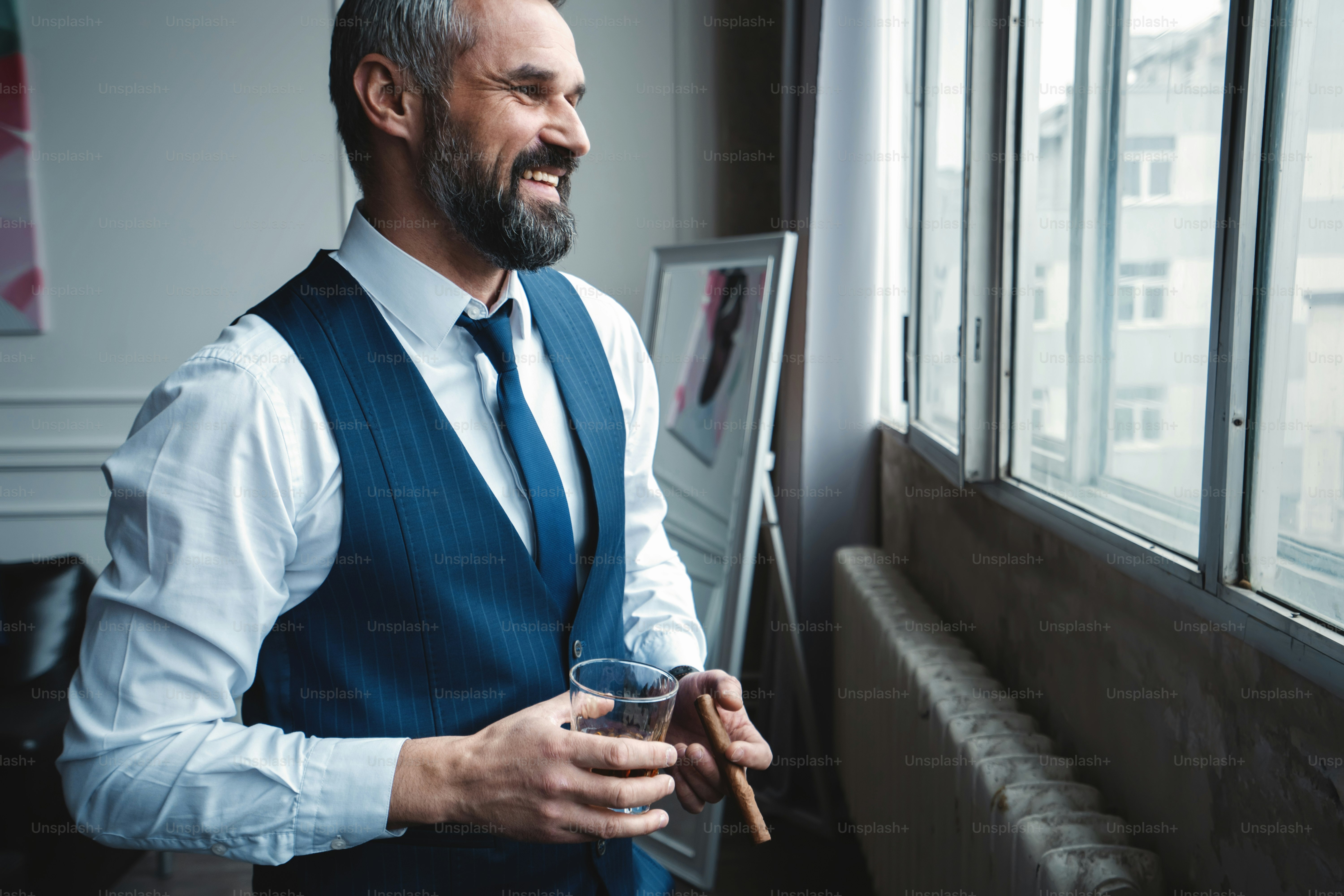 시가와 위스키 한 잔을 가진 매력적인 사업가