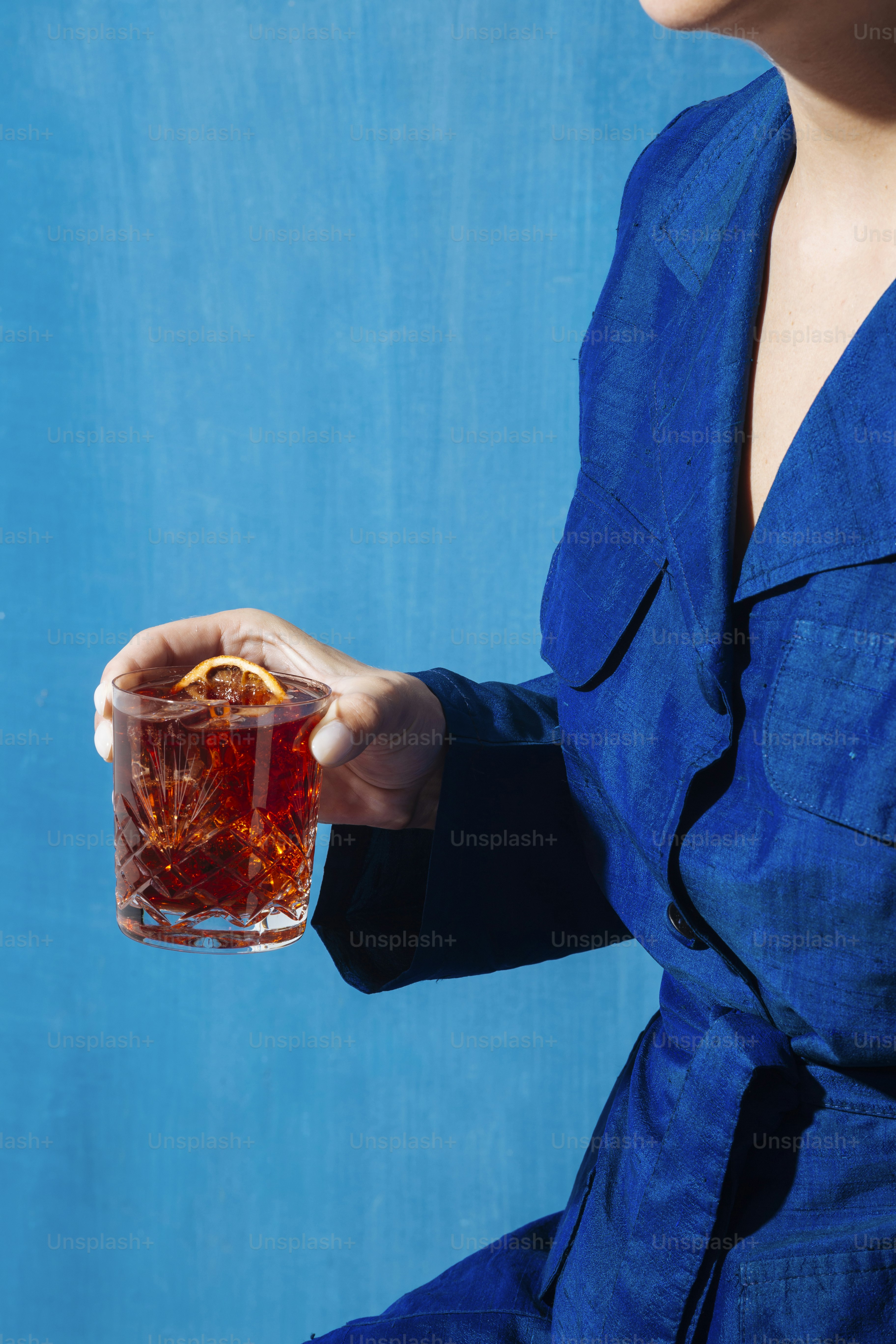 Coquetel Negroni, com gin, amargo, vermute, em estilo pop contemporâneo, colorido e trendy