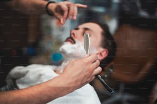 Homem mith bigodes tendo um barbear