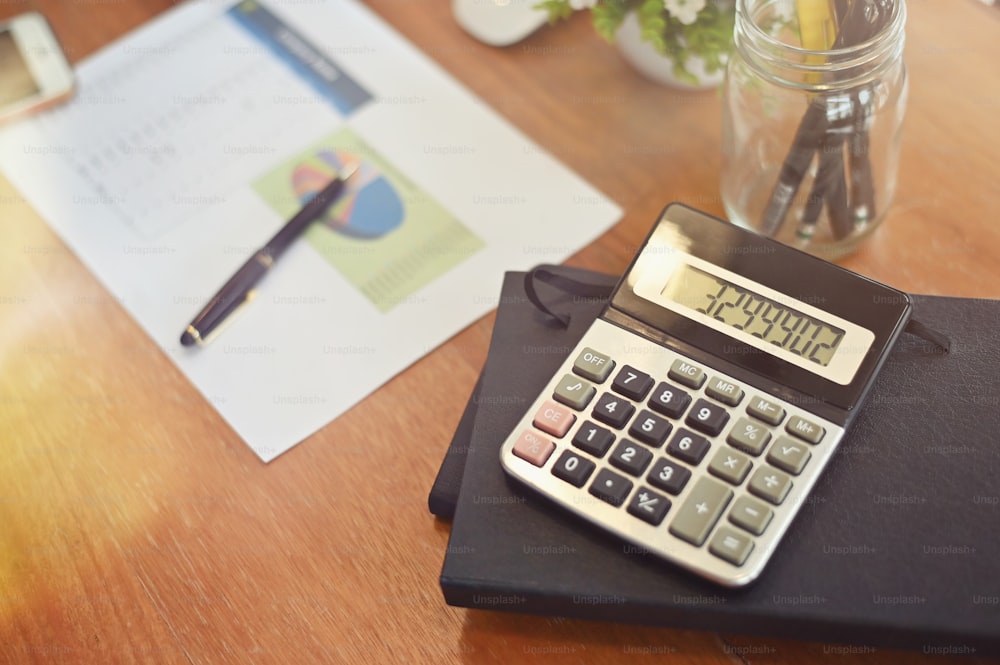Scrivania finanziaria : Calcolatrice sulla scrivania dell'ufficio aziendale.