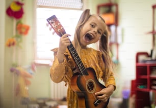 Liberando a su musa interior. Niño en la escuela de música.