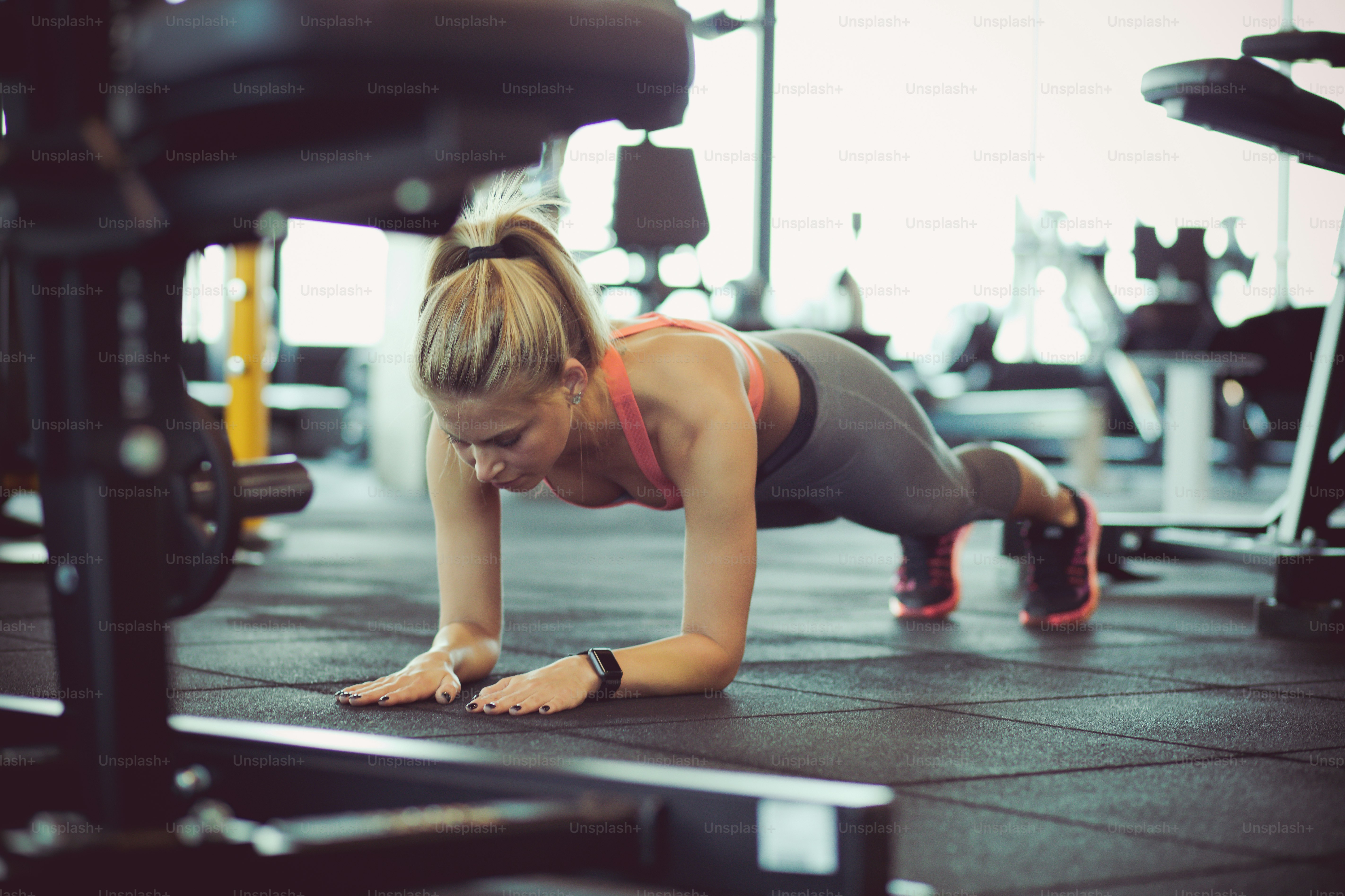Perkuat otot. Wanita di gym.