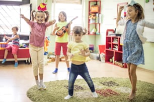 We dance how he plays. Children in preschool.