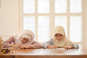 クラスにいる若いアジアのイスラム教徒の学生の女の子。