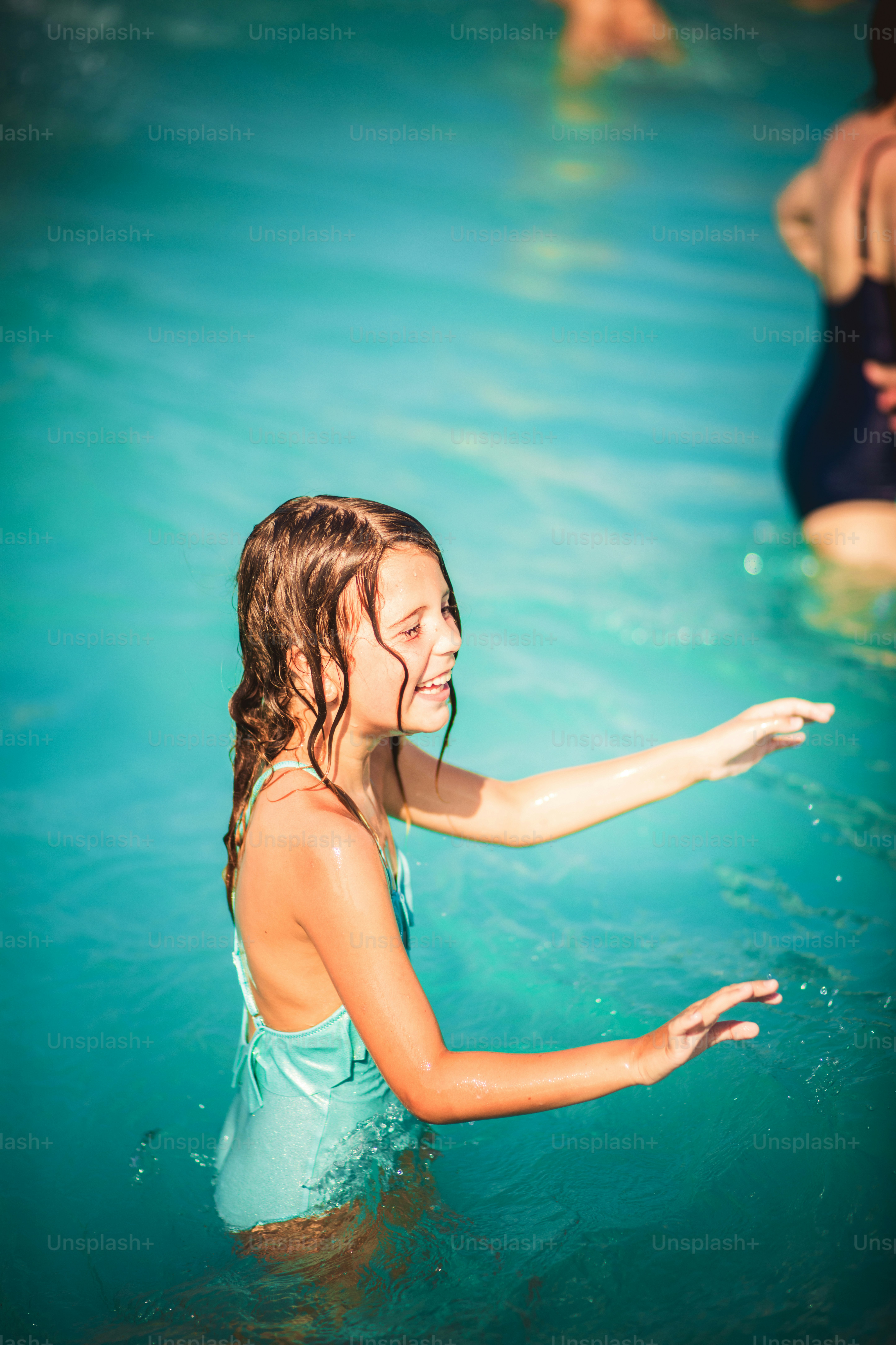 Alla ricerca di divertimento. Bambino in piscina.