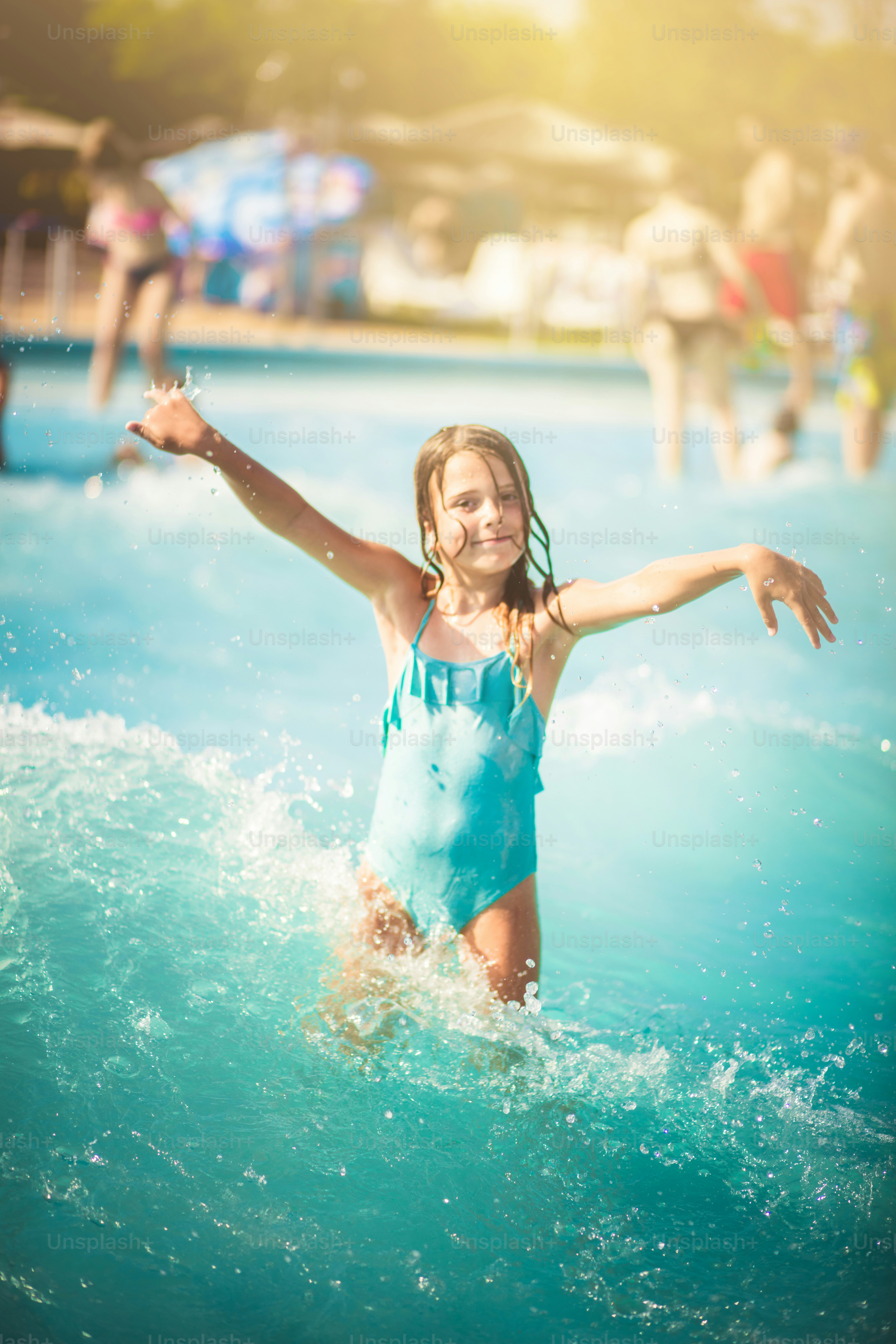 Bambino che nuota in piscina.