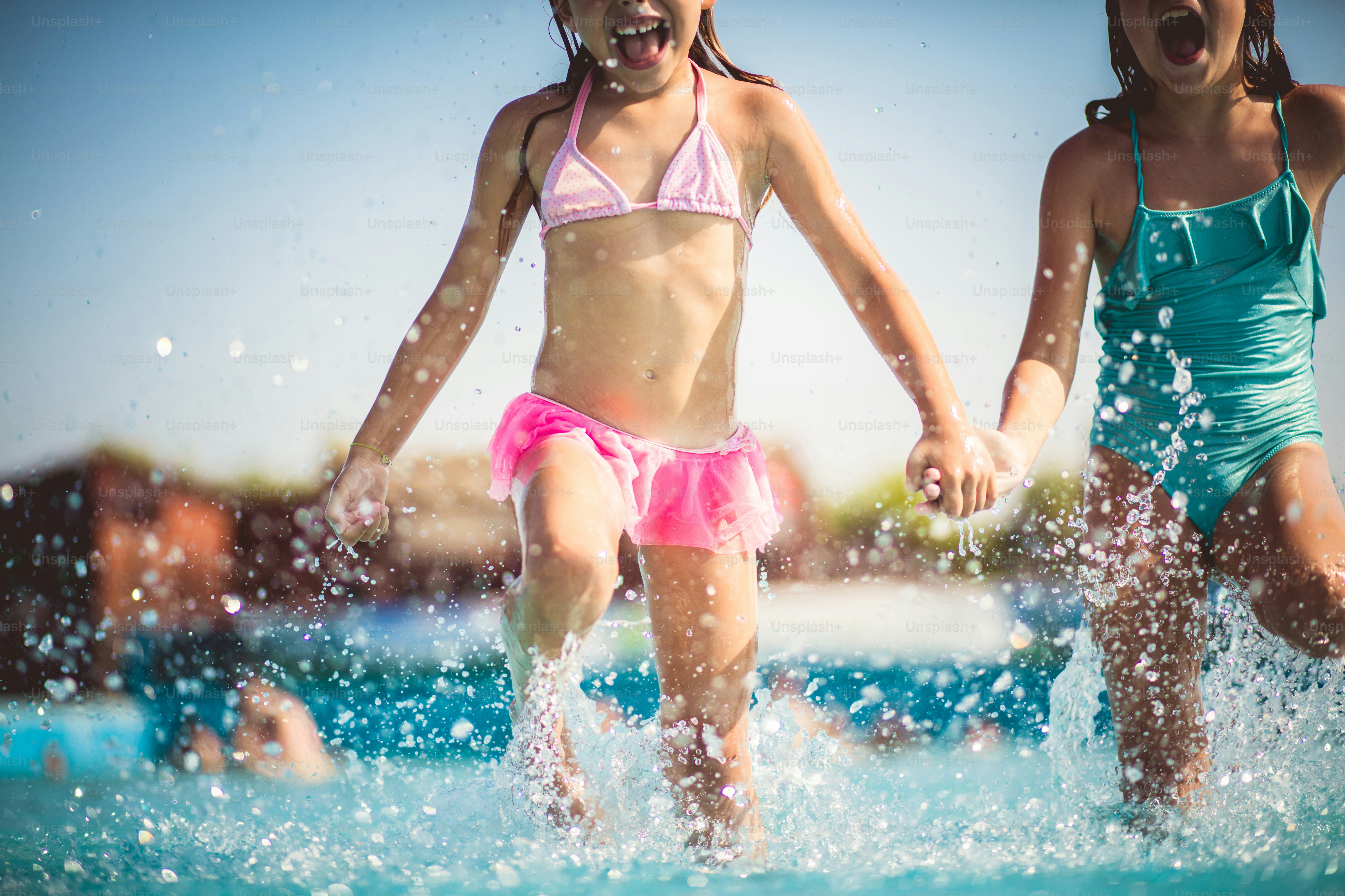 Il divertimento non si ferma mai. Bambini in piscina.