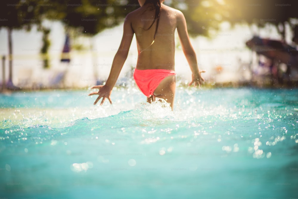 夏は楽しむのに最適な時期です。プールで楽しんでいる子供。