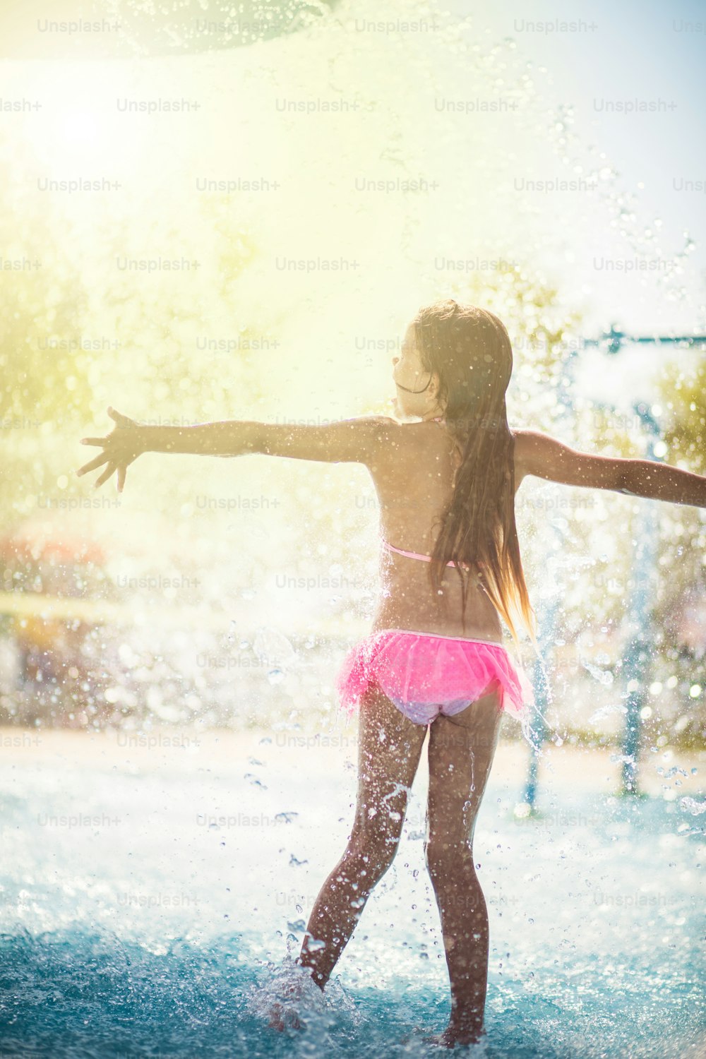 자유는 너무 좋습니다. 수영장에서 즐거운 시간을 보내는 아이.
