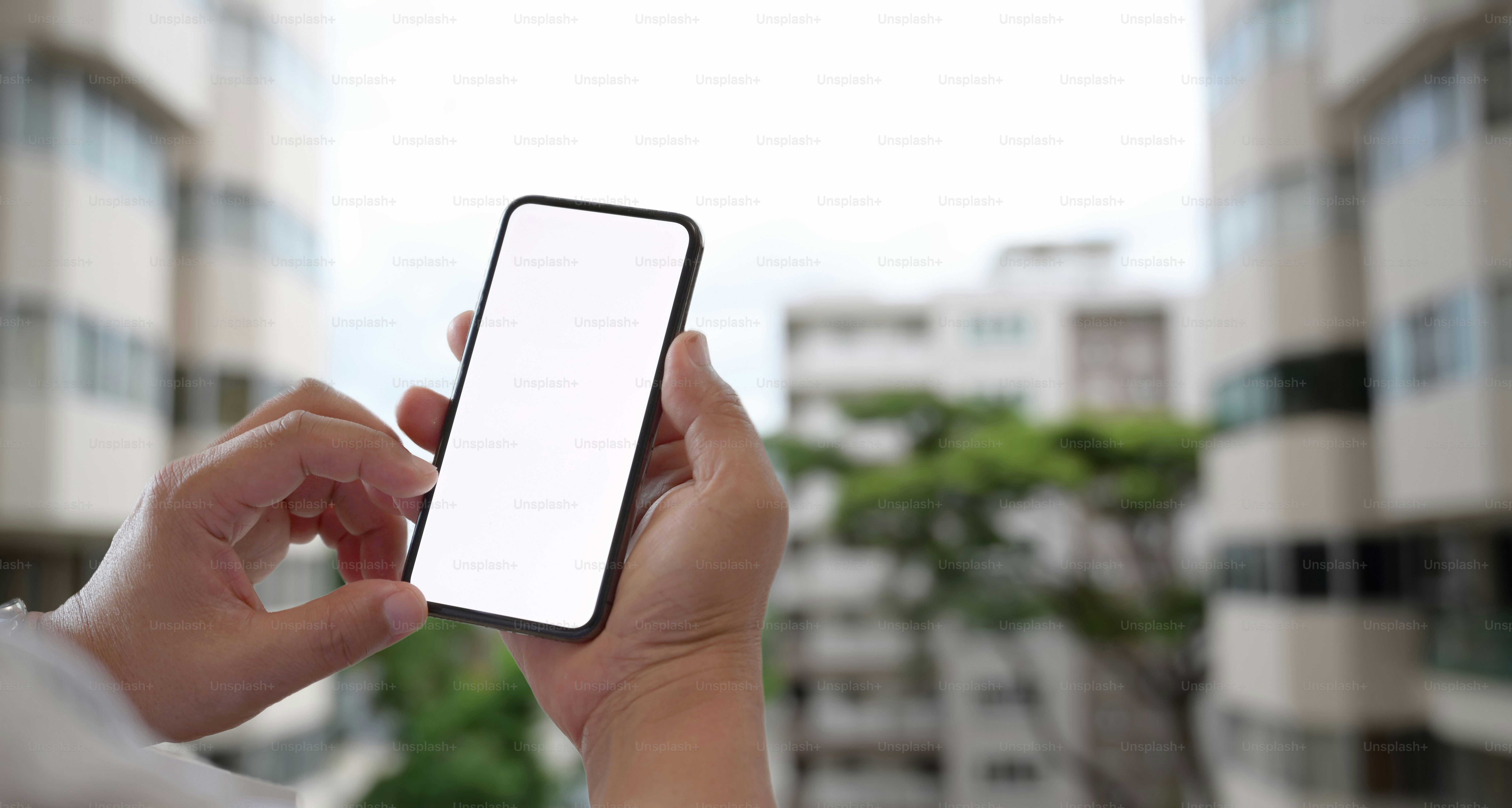 Hombre usando teléfono inteligente móvil al aire libre