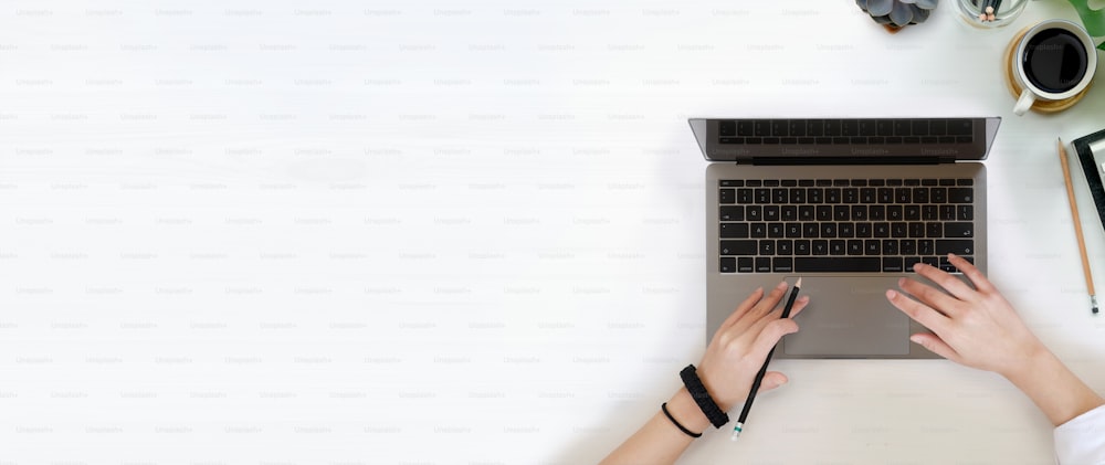 Escritor feminino digitando usando teclado do laptop e espaço de cópia de madeira