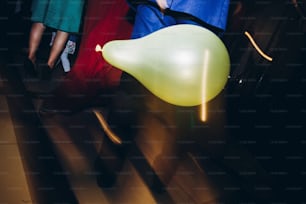globo amarillo, invitados jugando con globos en la discoteca de la fiesta en la recepción de la ceremonia de la boda