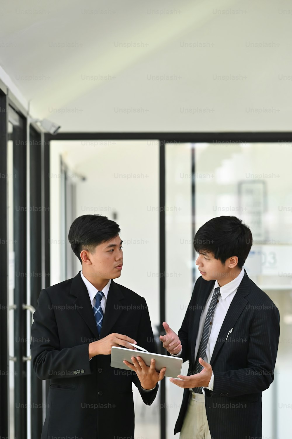 Dos jóvenes hombres de negocios consultan y se reúnen con charla de negocios.