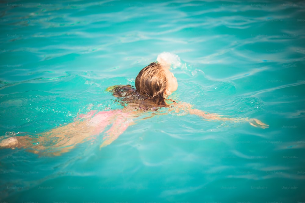 인어는 아름답고, 그녀는 그것이되기를 원합니다. 수영장에서 수영하는 아이.