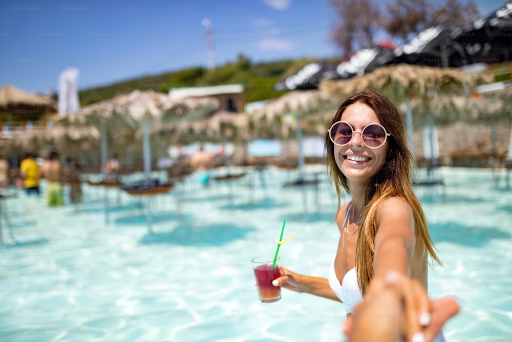 Femme sexy buvant un cocktail en été et profitant de ses vacances