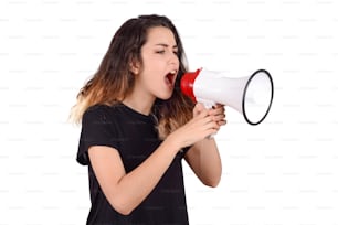 Retrato de una mujer joven gritando en un megáfono. Concepto de marketing o ventas.