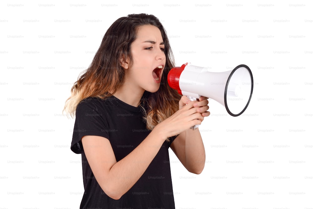 Ritratto di giovane donna che urla su un megafono. Concetto di marketing o di vendita.