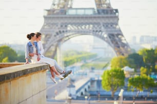 Coppia romantica felice a Parigi, vicino alla torre Eiffel. Turisti che trascorrono le loro vacanze in Francia