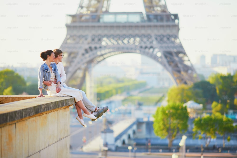 Feliz pareja romántica en París, cerca de la torre Eiffel. Turistas que pasan sus vacaciones en Francia